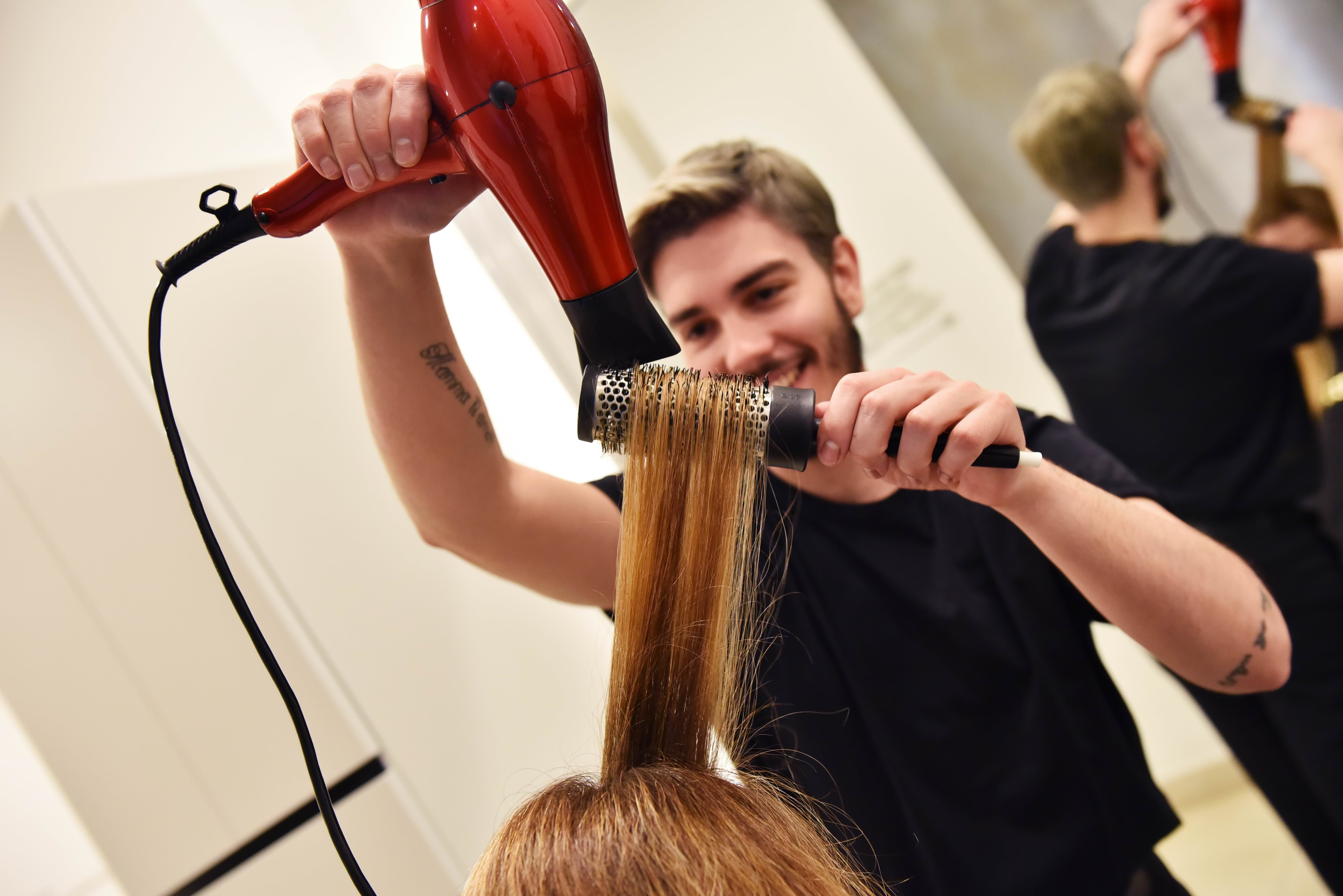 Πώς θα βρεις τον ιδανικό hair stylist για το κομμωτήριό σου