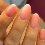 Κοντινό πλάνο σε ροζ ημιδιάφανο BIAB μανικιούρ