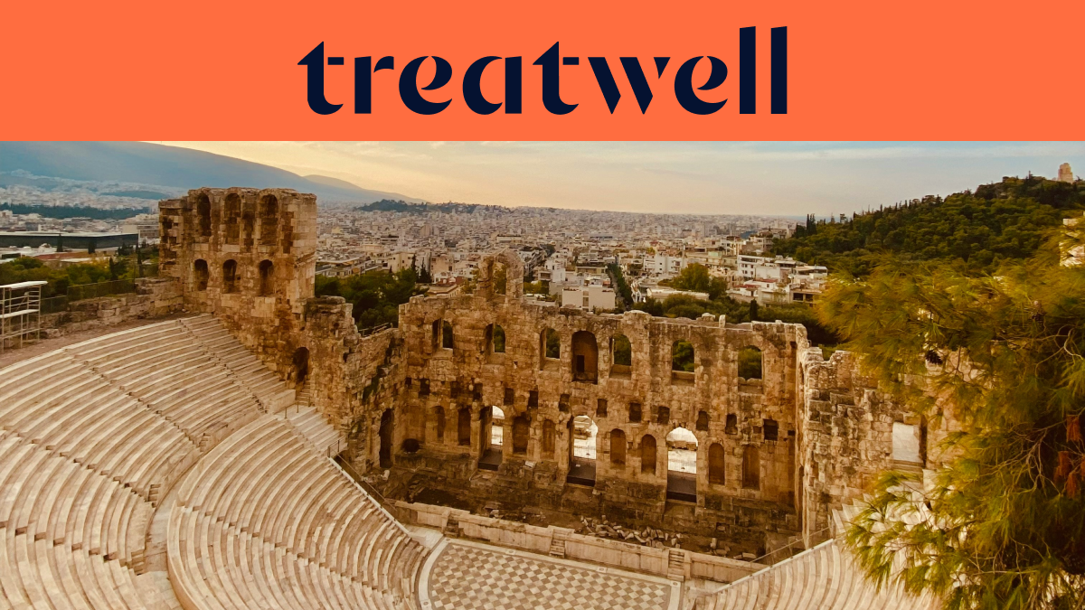 Το Ωδείο Ηρώδου του Αττικού, ένα αρχαίο πέτρινο αμφιθέατρο στους πρόποδες της Ακρόπολης στην Αθήνα, με τη σύγχρονη πόλη να εκτείνεται στο βάθος κάτω από τον χρυσό ουρανό του δειλινού. Ένα κοραλί-πορτοκαλί banner με το λογότυπο της Treatwell βρίσκεται πάνω από την εικόνα.
