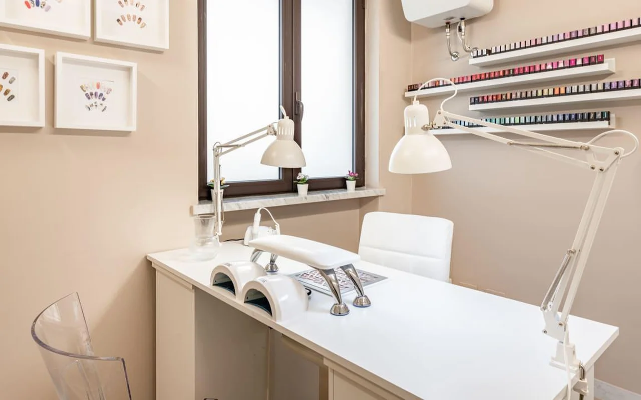 Έ&nu;&alpha;&sigmaf; &alpha;&pi;&omicron;&kappa;&lambda;&epsilon;&iota;&sigma;&tau;&iota;&kappa;ό&sigmaf; &pi;ά&gamma;&kappa;&omicron;&sigmaf; &nu;&upsilon;&chi;&iota;ώ&nu; &sigma;&tau;&omicron; AG The Beauty Room's &mu;&epsilon; &kappa;&alpha;&theta;&alpha;&rho;ό &lambda;&epsilon;&upsilon;&kappa;ό &gamma;&rho;&alpha;&phi;&epsilon;ί&omicron;, &delta;&iota;&pi;&lambda;έ&sigmaf; &lambda;ά&mu;&pi;&epsilon;&sigmaf; UV, &rho;&upsilon;&theta;&mu;&iota;&zeta;ό&mu;&epsilon;&nu;&alpha; &phi;&omega;&tau;&iota;&sigma;&tau;&iota;&kappa;ά &epsilon;&rho;&gamma;&alpha;&sigma;ί&alpha;&sigmaf; &kappa;&alpha;&iota; &rho;ά&phi;&iota;&alpha; &pi;&omicron;&upsilon; &epsilon;&kappa;&theta;έ&tau;&omicron;&upsilon;&nu; &sigma;&epsilon;&iota;&rho;έ&sigmaf; &alpha;&pi;ό &chi;&rho;&omega;&mu;&alpha;&tau;&iota;&sigma;&tau;ά &beta;&epsilon;&rho;&nu;ί&kappa;&iota;&alpha; &nu;&upsilon;&chi;&iota;ώ&nu;. &Kappa;&omicron;&rho;&nu;&iota;&zeta;&alpha;&rho;&iota;&sigma;&mu;έ&nu;&alpha; &sigma;&chi;έ&delta;&iota;&alpha; nail art &kappa;&rho;έ&mu;&omicron;&nu;&tau;&alpha;&iota; &sigma;&tau;&omicron;&upsilon;&sigmaf; &tau;&omicron;ί&chi;&omicron;&upsilon;&sigmaf; &sigma;&epsilon; &zeta;&epsilon;&sigma;&tau;&omicron;ύ&sigmaf; &tau;ό&nu;&omicron;&upsilon;&sigmaf;.