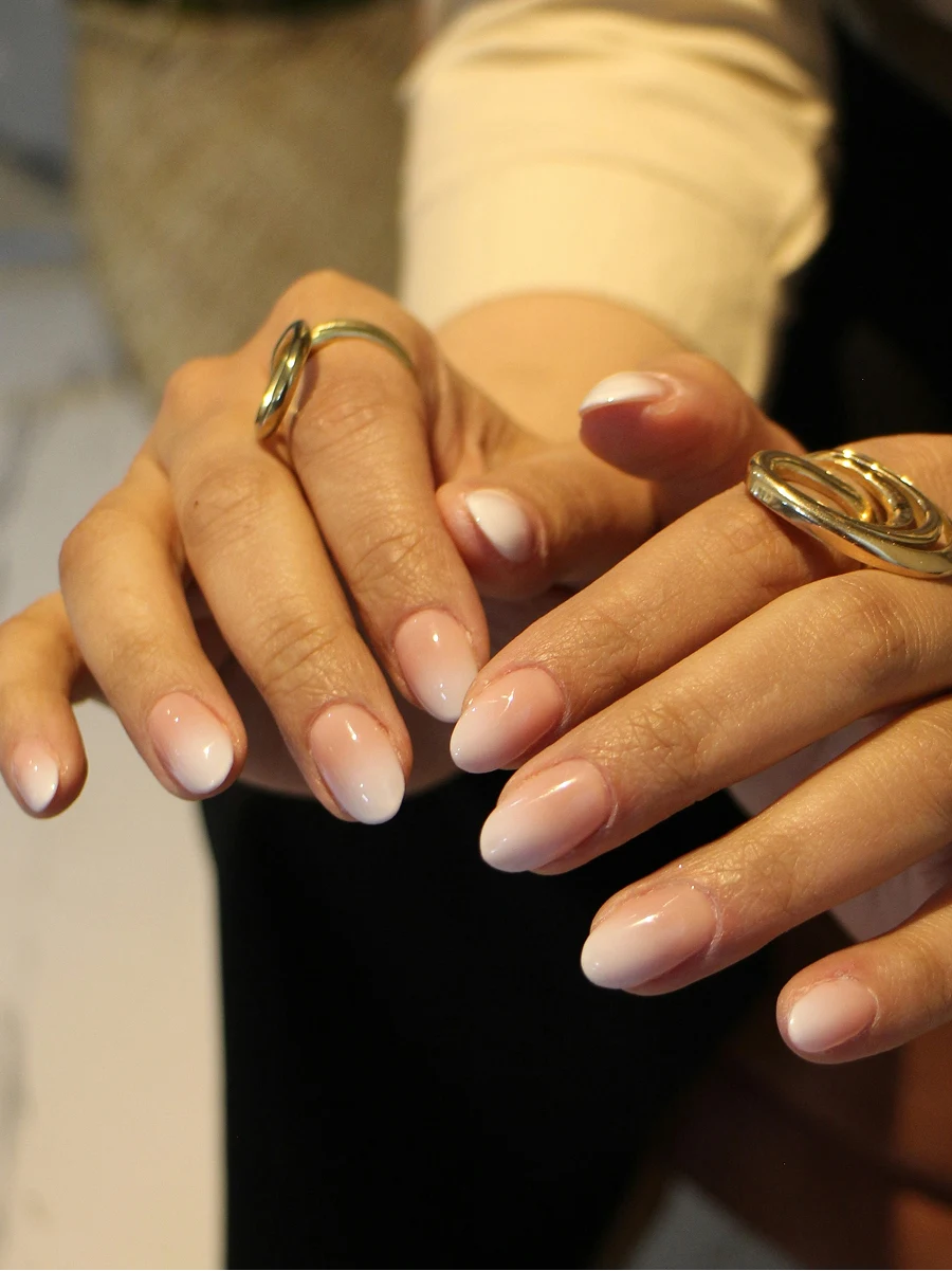 &Kappa;&omicron;&nu;&tau;&iota;&nu;ό &pi;&lambda;ά&nu;&omicron; &epsilon;&nu;ό&sigmaf; ombre shellac &mu;&alpha;&nu;&iota;&kappa;&iota;&omicron;ύ&rho; &mu;&iota;&alpha;&sigmaf; &pi;&epsilon;&lambda;ά&tau;&iota;&sigma;&sigma;&alpha;&sigmaf; &sigma;&epsilon; &kappa;&lambda;&alpha;&sigma;&iota;&kappa;έ&sigmaf; nude &alpha;&pi;&omicron;&chi;&rho;ώ&sigma;&epsilon;&iota;&sigmaf;, &alpha;&mu;έ&sigma;&omega;&sigmaf; &mu;&epsilon;&tau;ά &tau;&omicron; &mu;&alpha;&nu;&iota;&kappa;&iota;&omicron;ύ&rho; &tau;&eta;&sigmaf; &sigma;&tau;&omicron; salon
