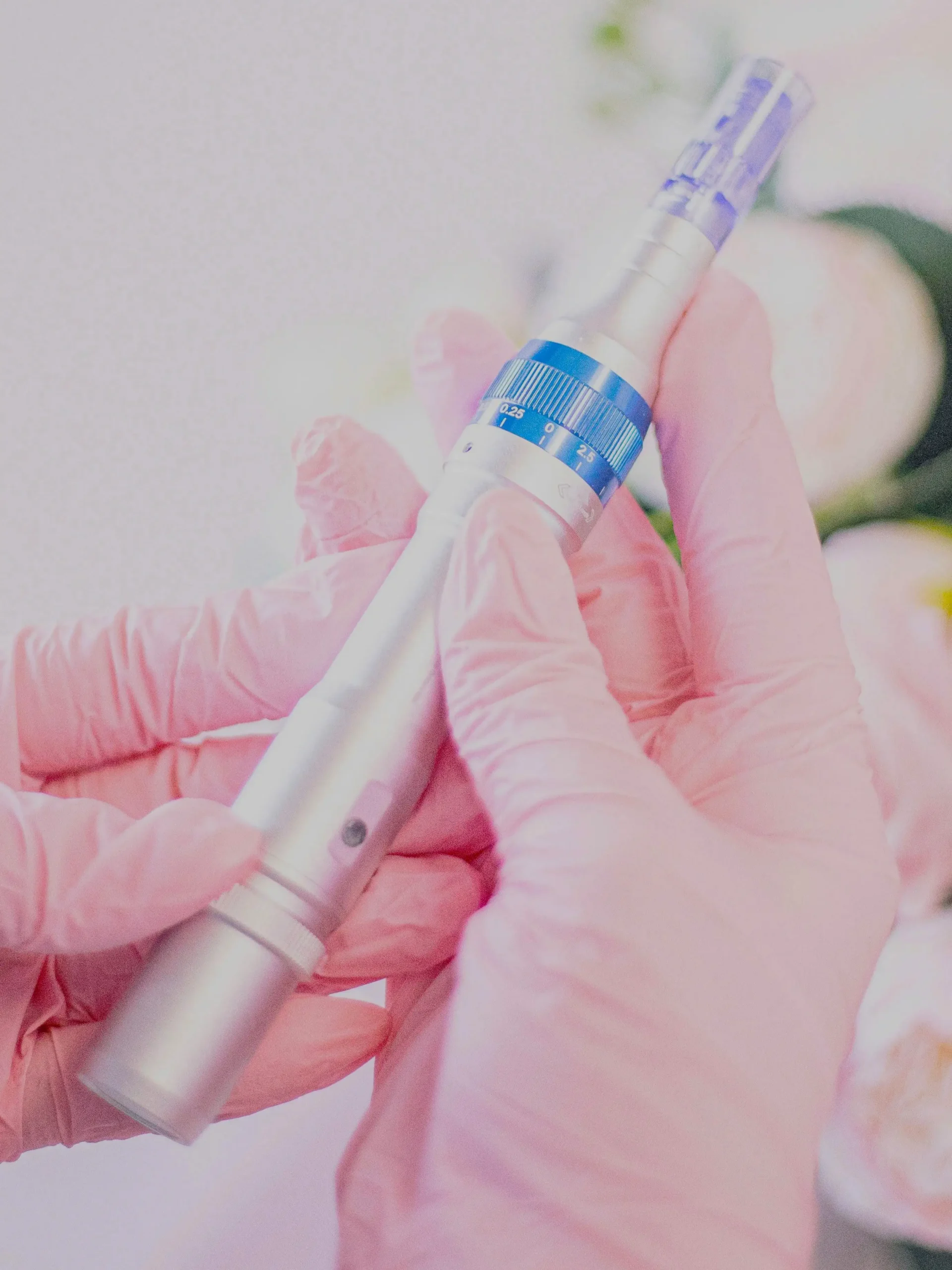 Κοντινό πλάνο επαγγελματικού στυλό microneedling
