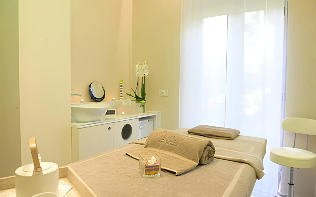 Έ&nu;&alpha;&sigmaf; ή&rho;&epsilon;&mu;&omicron;&sigmaf; &chi;ώ&rho;&omicron;&sigmaf; &theta;&epsilon;&rho;&alpha;&pi;&epsilon;ί&alpha;&sigmaf; &sigma;&tau;&omicron; Alice Beauty Clinique &mu;&epsilon; &kappa;&rho;&epsilon;&beta;ά&tau;&iota; &nu;&tau;&upsilon;&mu;έ&nu;&omicron; &sigma;&epsilon; &alpha;&pi;&alpha;&lambda;ά taupe &lambda;&epsilon;&upsilon;&kappa;ά &epsilon;ί&delta;&eta;, &lambda;&epsilon;&upsilon;&kappa;έ&sigmaf; &omicron;&rho;&chi;&iota;&delta;έ&epsilon;&sigmaf; &sigma;&tau;&omicron;&nu; &pi;ά&gamma;&kappa;&omicron;, &kappa;&epsilon;&rho;&iota;ά &delta;ί&pi;&lambda;&alpha; &sigma;&tau;&omicron;&nu; &nu;&iota;&pi;&tau;ή&rho;&alpha; &kappa;&alpha;&iota; &delta;&iota;ά&phi;&alpha;&nu;&epsilon;&sigmaf; &kappa;&omicron;&upsilon;&rho;&tau;ί&nu;&epsilon;&sigmaf; &pi;&omicron;&upsilon; &phi;&iota;&lambda;&tau;&rho;ά&rho;&omicron;&upsilon;&nu; &tau;&omicron; &phi;&upsilon;&sigma;&iota;&kappa;ό &phi;&omega;&sigmaf; &mu;έ&sigma;&alpha; &alpha;&pi;ό έ&nu;&alpha; &mu;&epsilon;&gamma;ά&lambda;&omicron; &pi;&alpha;&rho;ά&theta;&upsilon;&rho;&omicron;.