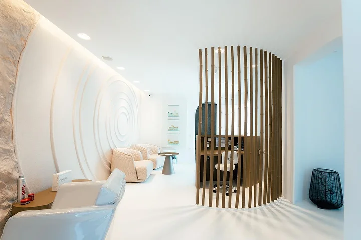 Έ&nu;&alpha;&sigmaf; ή&sigma;&upsilon;&chi;&omicron;&sigmaf; &chi;ώ&rho;&omicron;&sigmaf; spa &mu;&epsilon; &alpha;ί&sigma;&theta;&eta;&sigma;&eta; &sigma;&pi;&eta;&lambda;&iota;ά&sigmaf;, &mu;&epsilon; &kappa;&alpha;&mu;&pi;&upsilon;&lambda;&omega;&tau;&omicron;ύ&sigmaf; &lambda;&epsilon;&upsilon;&kappa;&omicron;ύ&sigmaf; &tau;&omicron;ί&chi;&omicron;&upsilon;&sigmaf;, &omicron; έ&nu;&alpha;&sigmaf; &sigma;&kappa;&alpha;&lambda;&iota;&sigma;&mu;έ&nu;&omicron;&sigmaf; &sigma;&epsilon; &omicron;&mu;ό&kappa;&epsilon;&nu;&tau;&rho;&omicron;&upsilon;&sigmaf; &kappa;&upsilon;&mu;&alpha;&tau;&iota;&sigma;&mu;&omicron;ύ&sigmaf;, &mu;&epsilon; &alpha;&pi;&alpha;&lambda;ό έ&mu;&mu;&epsilon;&sigma;&omicron; &phi;&omega;&tau;&iota;&sigma;&mu;ό, &alpha;&nu;&alpha;&pi;&alpha;&upsilon;&tau;&iota;&kappa;έ&sigmaf; &pi;&omicron;&lambda;&upsilon;&theta;&rho;ό&nu;&epsilon;&sigmaf; &sigma;&epsilon; &chi;&rho;ώ&mu;&alpha; &kappa;&rho;&epsilon;&mu; &kappa;&alpha;&iota; έ&nu;&alpha; &kappa;&alpha;&mu;&pi;&upsilon;&lambda;&omega;&tau;ό &xi;ύ&lambda;&iota;&nu;&omicron; &delta;&iota;&alpha;&chi;&omega;&rho;&iota;&sigma;&tau;&iota;&kappa;ό &alpha;&pi;ό &pi;&eta;&chi;ά&kappa;&iota;&alpha; &pi;&omicron;&upsilon; &omicron;&rho;&iota;&omicron;&theta;&epsilon;&tau;&epsilon;ί &mu;&iota;&alpha; ή&sigma;&upsilon;&chi;&eta; &gamma;&omega;&nu;&iota;ά &theta;&epsilon;&rho;&alpha;&pi;&epsilon;ί&alpha;&sigmaf;.