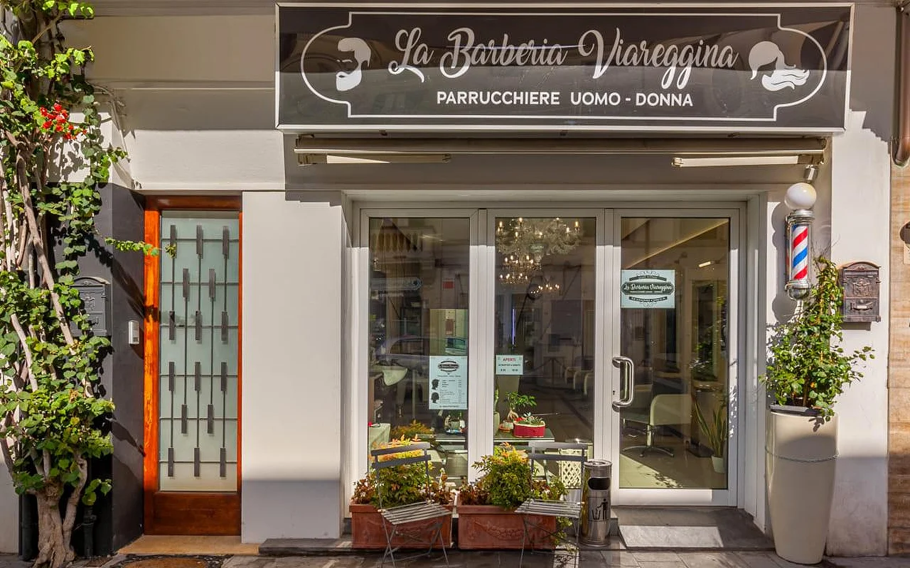 &Eta; &pi;&rho;ό&sigma;&omicron;&psi;&eta; &tau;&omicron;&upsilon; La Barberia Viareggina &mu;&iota;&alpha; &eta;&lambda;&iota;ό&lambda;&omicron;&upsilon;&sigma;&tau;&eta; &mu;έ&rho;&alpha;, &mu;&epsilon; &mu;&iota;&alpha; &kappa;&lambda;&alpha;&sigma;&iota;&kappa;ή &kappa;ό&kappa;&kappa;&iota;&nu;&eta;, &lambda;&epsilon;&upsilon;&kappa;ή &kappa;&alpha;&iota; &mu;&pi;&lambda;&epsilon; &kappa;&omicron;&lambda;ό&nu;&alpha; &kappa;&omicron;&upsilon;&rho;&epsilon;ί&omicron;&upsilon; &delta;&epsilon;&xi;&iota;ά &alpha;&pi;ό &tau;&iota;&sigmaf; &gamma;&upsilon;ά&lambda;&iota;&nu;&epsilon;&sigmaf; &pi;ό&rho;&tau;&epsilon;&sigmaf;. &Gamma;&lambda;ά&sigma;&tau;&rho;&epsilon;&sigmaf; &kappa;&alpha;&iota; &alpha;&nu;&alpha;&rho;&rho;&iota;&chi;ώ&mu;&epsilon;&nu;&eta; &pi;&rho;&alpha;&sigma;&iota;&nu;ά&delta;&alpha; &pi;&lambda;&alpha;&iota;&sigma;&iota;ώ&nu;&omicron;&upsilon;&nu; &tau;&eta;&nu; &epsilon;ί&sigma;&omicron;&delta;&omicron;, &epsilon;&nu;ώ &mu;έ&sigma;&alpha; &delta;&iota;&alpha;&kappa;&rho;ί&nu;&epsilon;&tau;&alpha;&iota; έ&nu;&alpha;&sigmaf; &pi;&omicron;&lambda;&upsilon;έ&lambda;&alpha;&iota;&omicron;&sigmaf; &mu;έ&sigma;&alpha; &alpha;&pi;ό &tau;&alpha; &tau;&zeta;ά&mu;&iota;&alpha;.