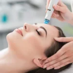 &Kappa;&omicron;&nu;&tau;&iota;&nu;ό &pi;&lambda;ά&nu;&omicron; &mu;&iota;&alpha;&sigmaf; &chi;&alpha;&lambda;&alpha;&rho;ή&sigmaf; &gamma;&upsilon;&nu;&alpha;ί&kappa;&alpha;&sigmaf; &mu;&epsilon; &kappa;&lambda;&epsilon;&iota;&sigma;&tau;ά &mu;ά&tau;&iota;&alpha; &kappa;&alpha;&tau;ά &tau;&eta; &delta;&iota;ά&rho;&kappa;&epsilon;&iota;&alpha; &mu;&iota;&alpha;&sigmaf; &theta;&epsilon;&rho;&alpha;&pi;&epsilon;ί&alpha;&sigmaf; HydraFacial &sigma;&epsilon; έ&nu;&alpha; ή&sigma;&upsilon;&chi;&omicron; &kappa;&alpha;&tau;ά&sigma;&tau;&eta;&mu;&alpha;
