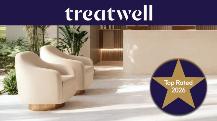 Σήμα Treatwell Top Rated 2026, που απονέμεται με βάση τις αξιολογήσεις πελατών, στη φωτεινή υποδοχή ενός καταστήματος με κρεμ πολυθρόνες και φυτά